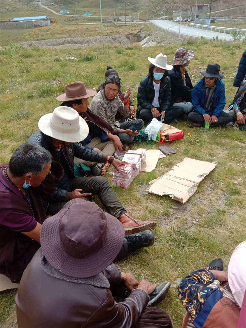 理塘县托仁村百余村民喜领就近务工费105万元