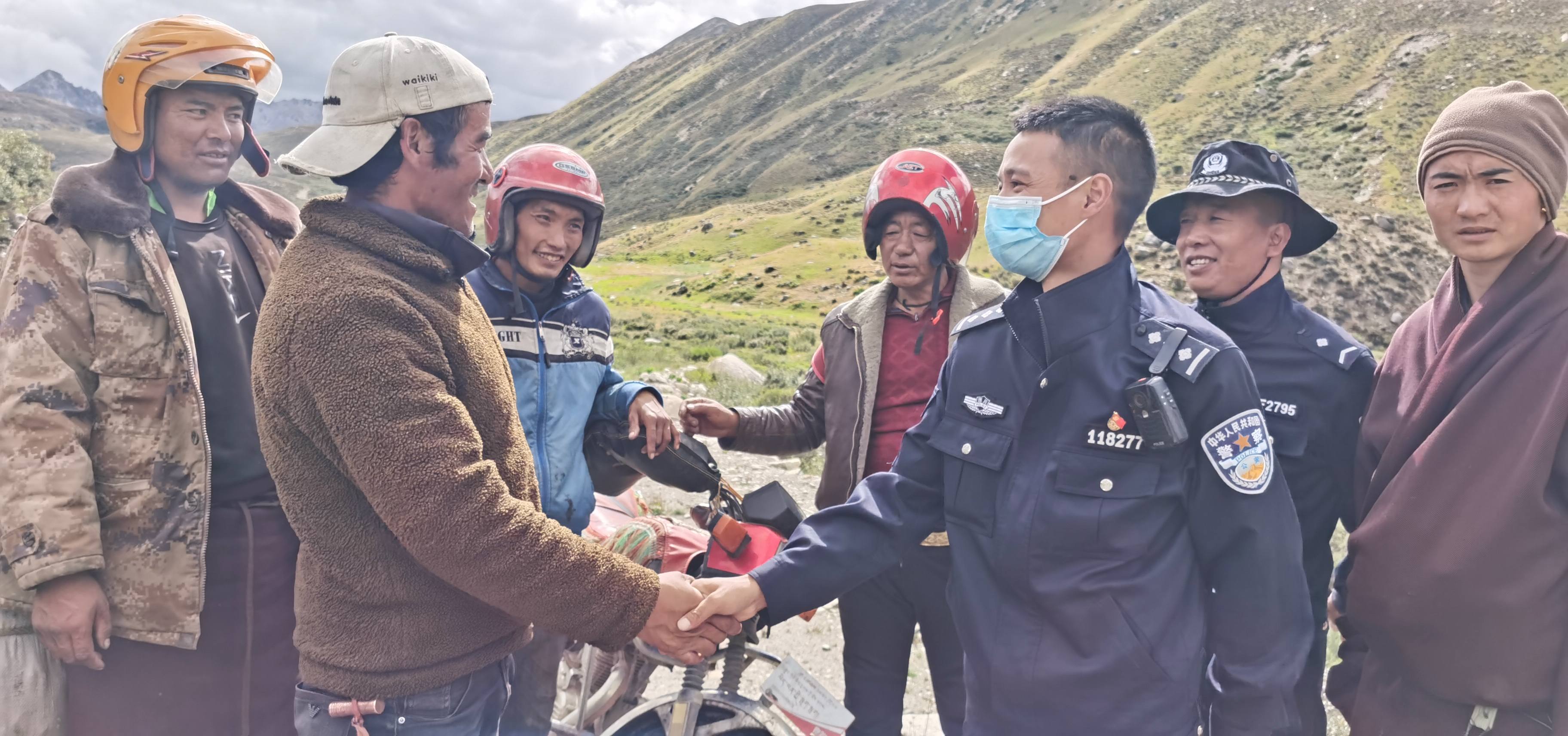 理塘县草原骑警队：4800米高山上寻回挖药材迷路群众