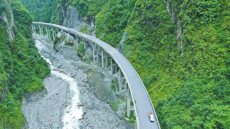 绵茂公路加紧施工确保在国庆节前通车