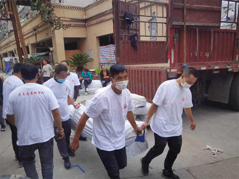 党旗映初心 危难显担当 我是党员我先上 ——记海螺沟基层党组织和党员干部在抗震救灾一线