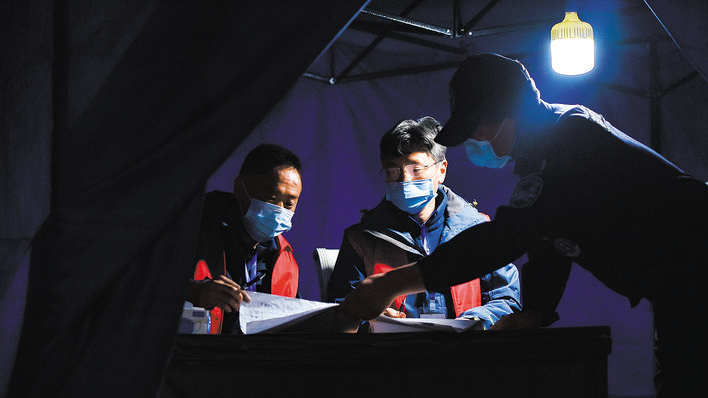 抗疫“守夜人”