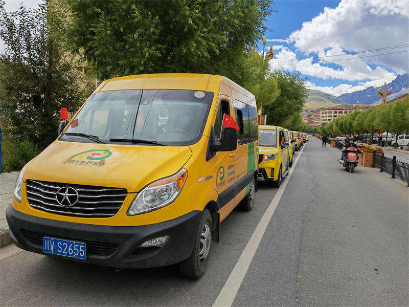 甘孜县茶扎乡组建“护学队”为返校学生保驾护航