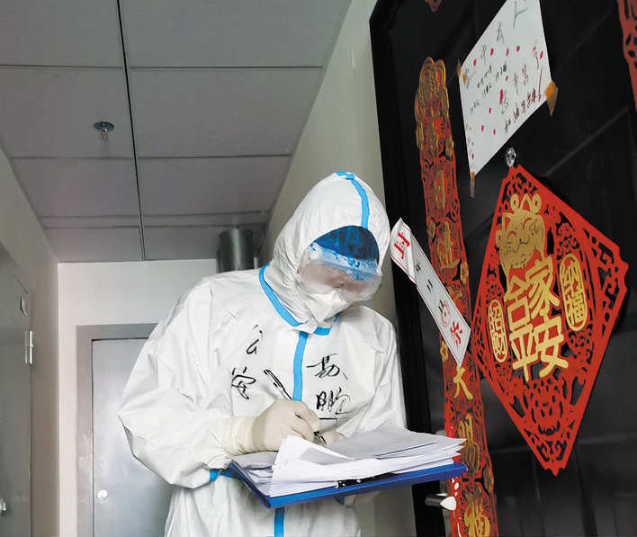 隔离转运途中的“温暖使者”——记马尔康市疫情防控隔离转运专班组