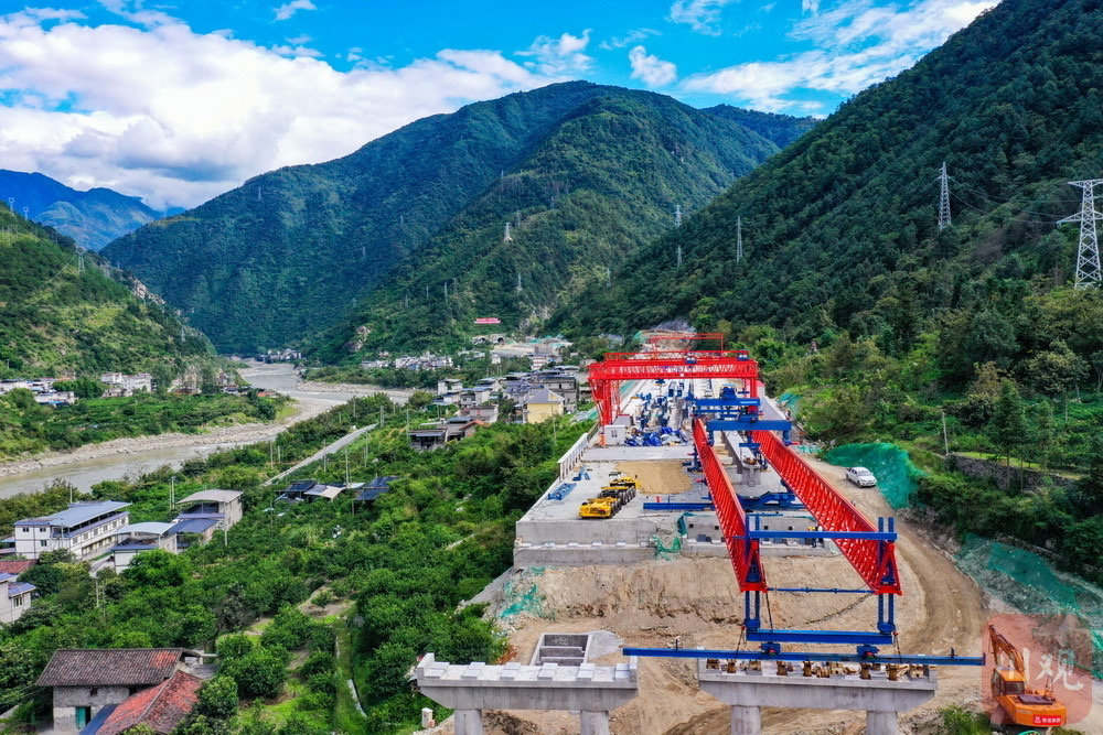 泸石高速公路项目石棉段各标段全面复工