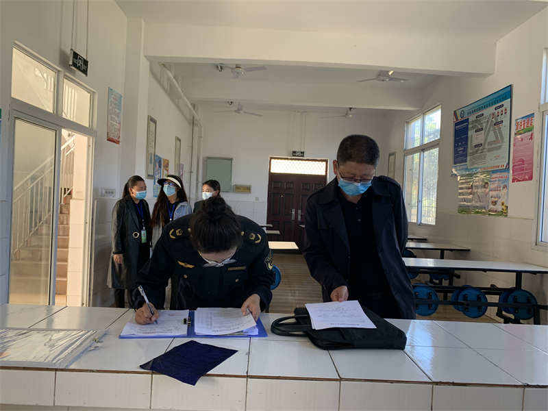 甘孜县多部门联合检查 守护师生“舌尖上的安全”
