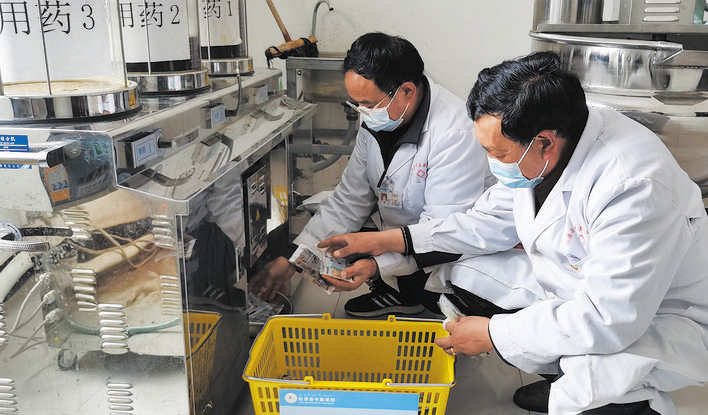 松潘县中藏医院熬制藏药汤剂助力防疫