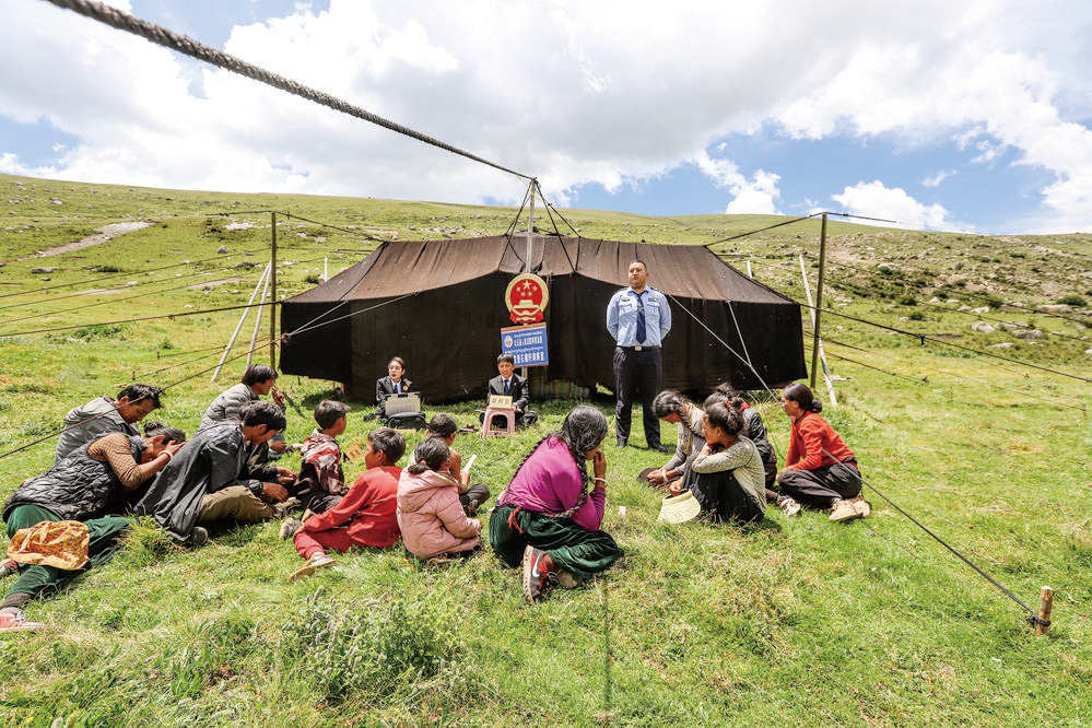 草原上响起法槌声 记白玉县人民法院阿察人民法庭的为民司法之路