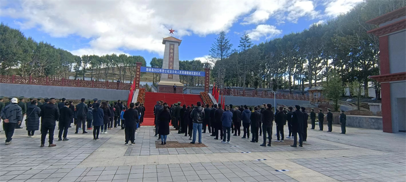 理塘县举行向人民英雄敬献花篮仪式