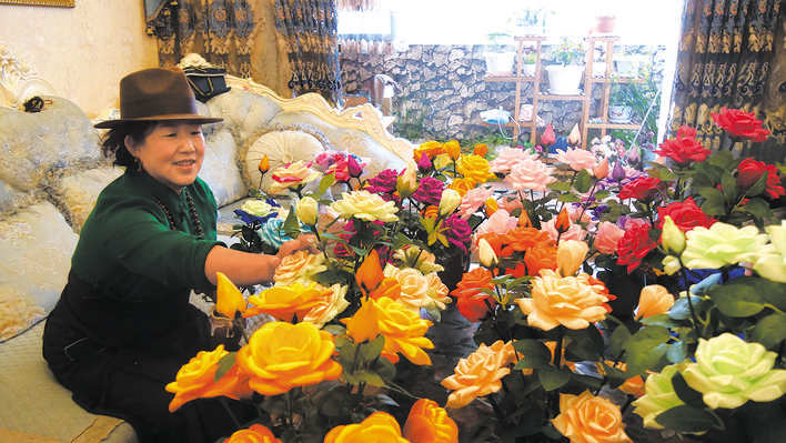 喜迎二十大|黑水县西尔镇红岩村村民苏郎初想些美丽的手工玫瑰花献给伟大的党