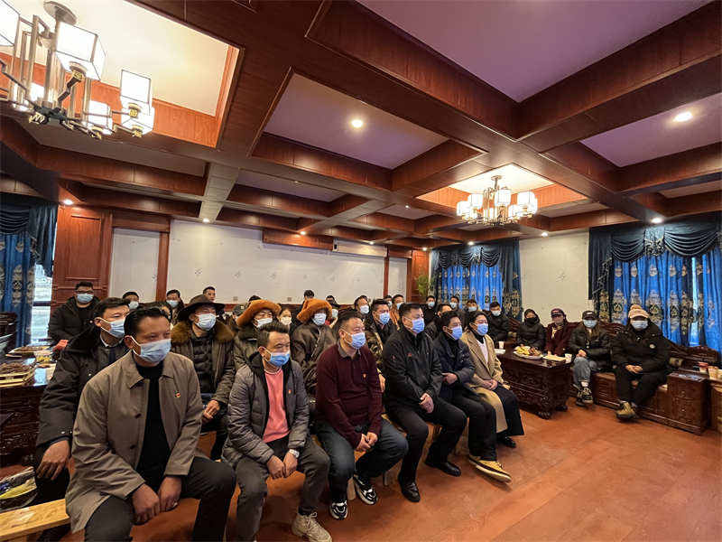 德格县亚丁乡组织党员干部群众收听收看党的二十大开幕盛况