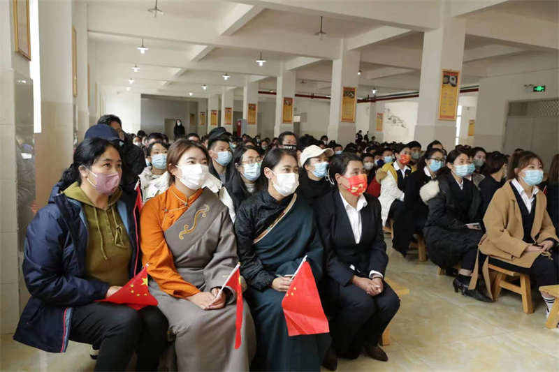 德格县干部群众集中收听收看党的二十大开幕盛况