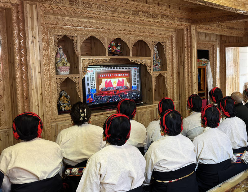 道孚县干部群众收听收看  中国共产党第二十次全国代表大会开幕盛况