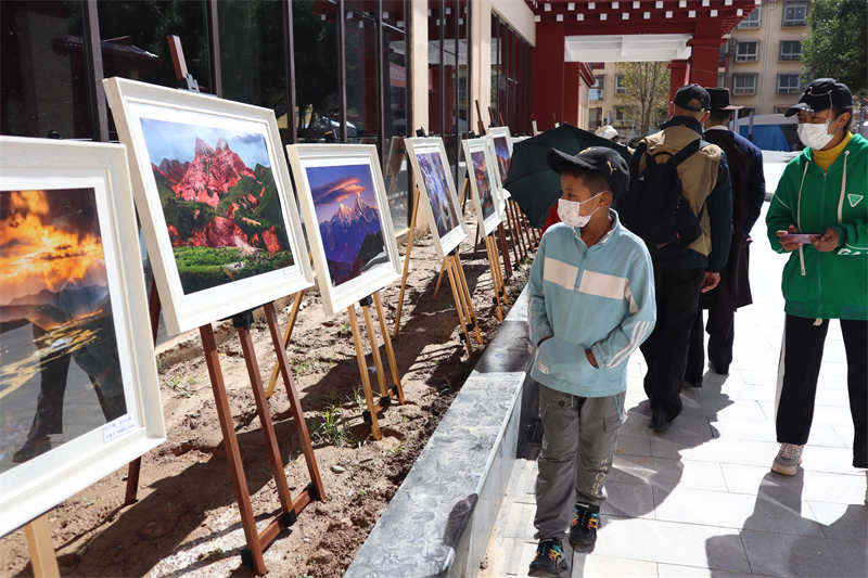 甘孜县举办奋进新时代康北摄影作品展