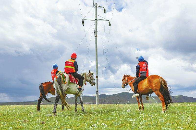 从点亮一个家到温暖一座城，从架设一条线到编织一张网—— “电力天路”打通十年，送光送暖助发展