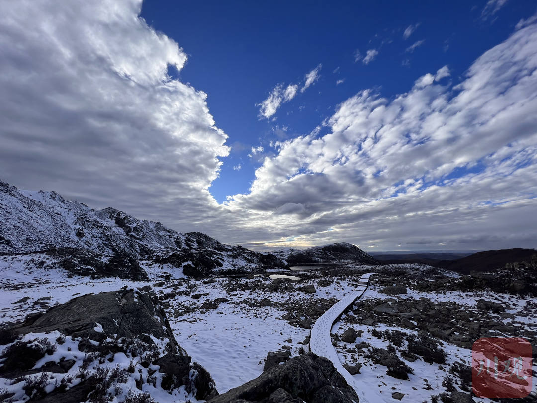 红原下雪啦！来看雪玛格勒冰川遗迹的“银色仙境”