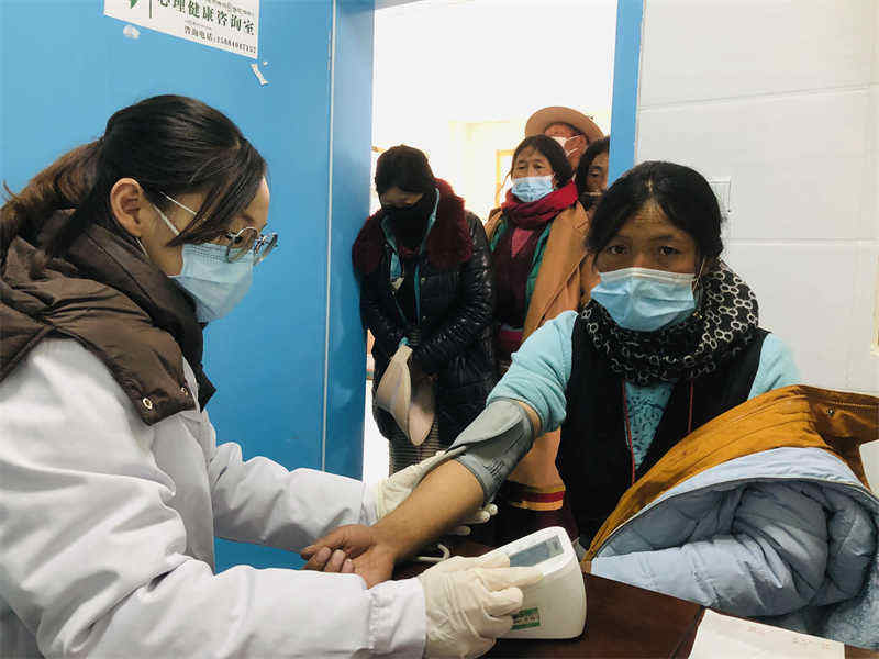理塘县：对口帮扶医疗队送医下乡义诊忙