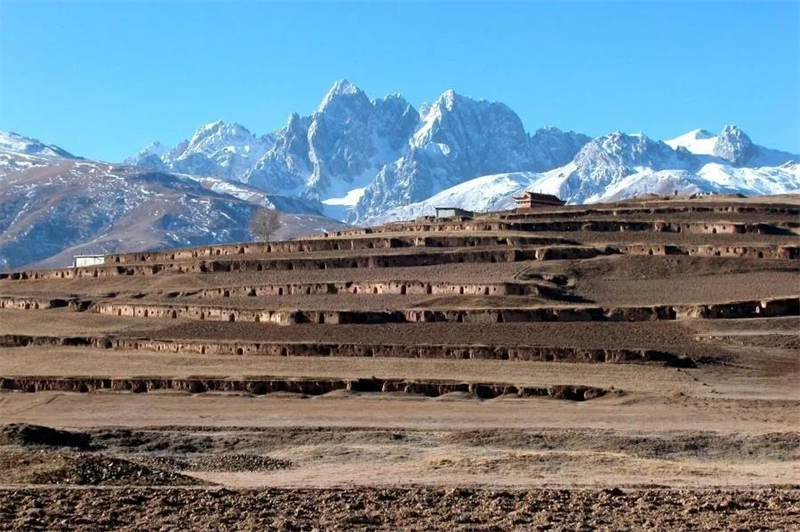 走进十八军窑洞群，重温甘孜那一段红色岁月