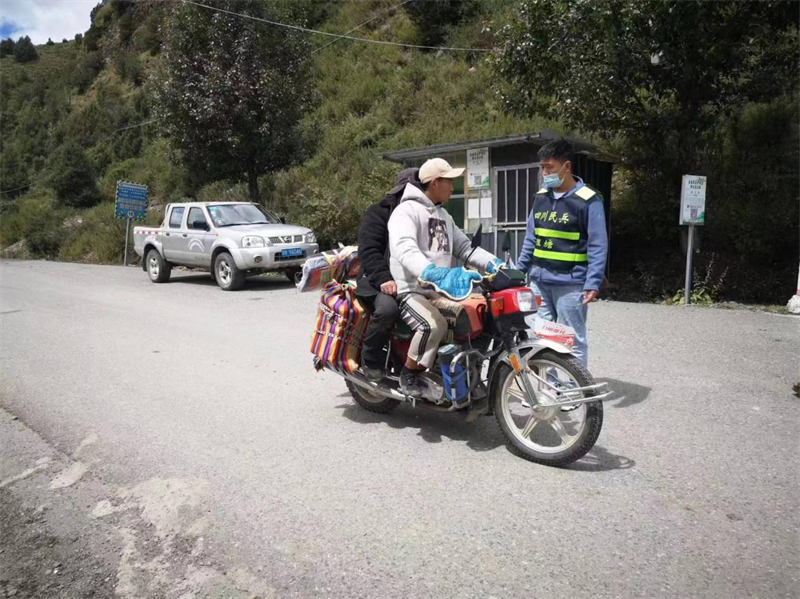 理塘县格聂镇：加大冬季道路安全劝导