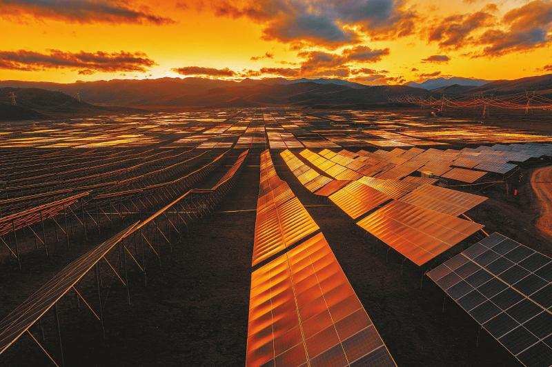 顶贡大草原上的光伏“蓝海”——走进全球首个超高海拔光伏实证基地