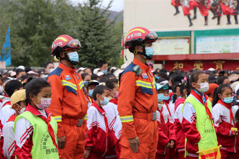 防火演练进校园 筑牢安全“防火墙”