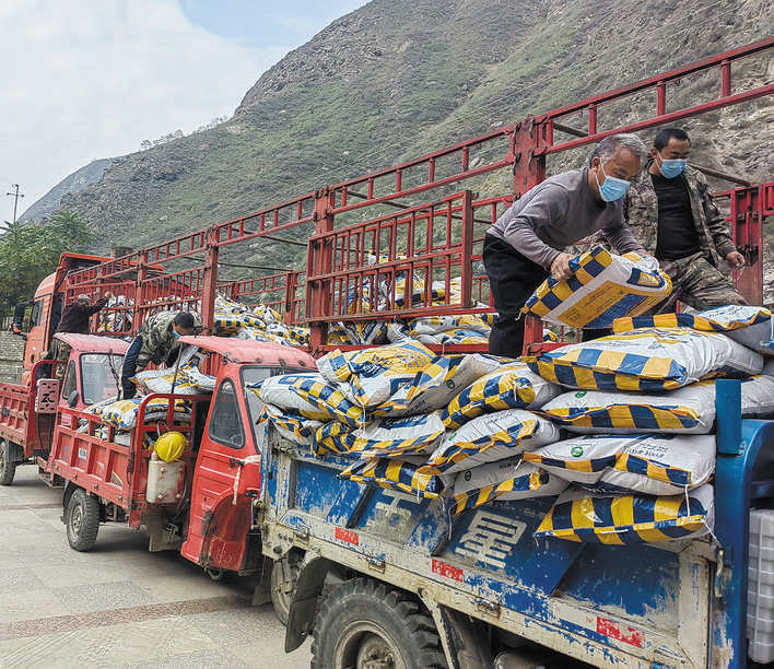 汶川县发放有机肥助力果农增收