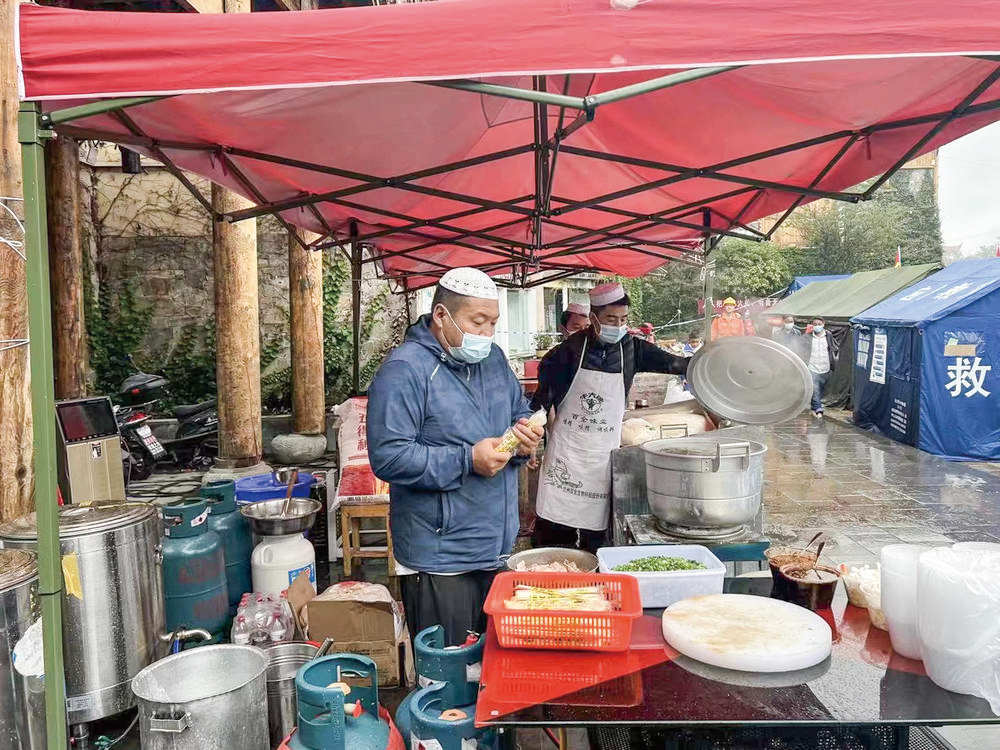 “拉面哥”走了 甘孜人把爱传递