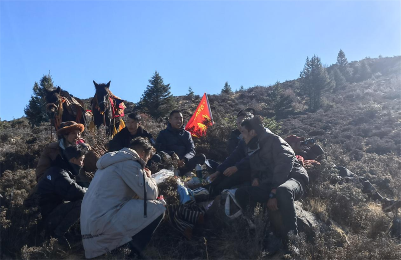 理塘县觉吾镇：开展森林草原防灭火巡山行动