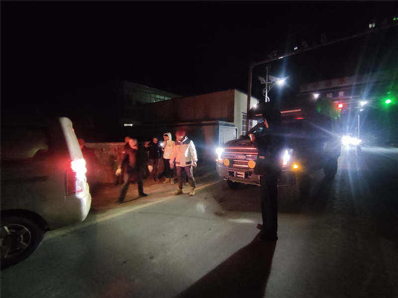 理塘县禾尼乡：党员服务队 为民解急事