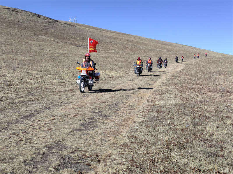 理塘县禾尼乡：草原巡护防山火