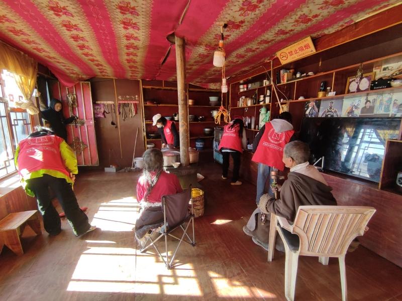 理塘县禾尼乡：志愿者这样过元旦节