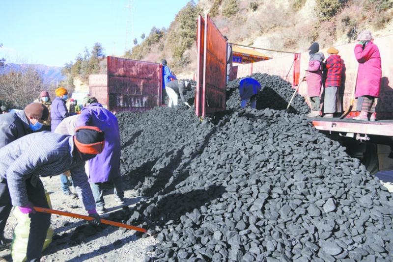 若尔盖县上黄寨村：“暖心煤”助群众温暖过冬