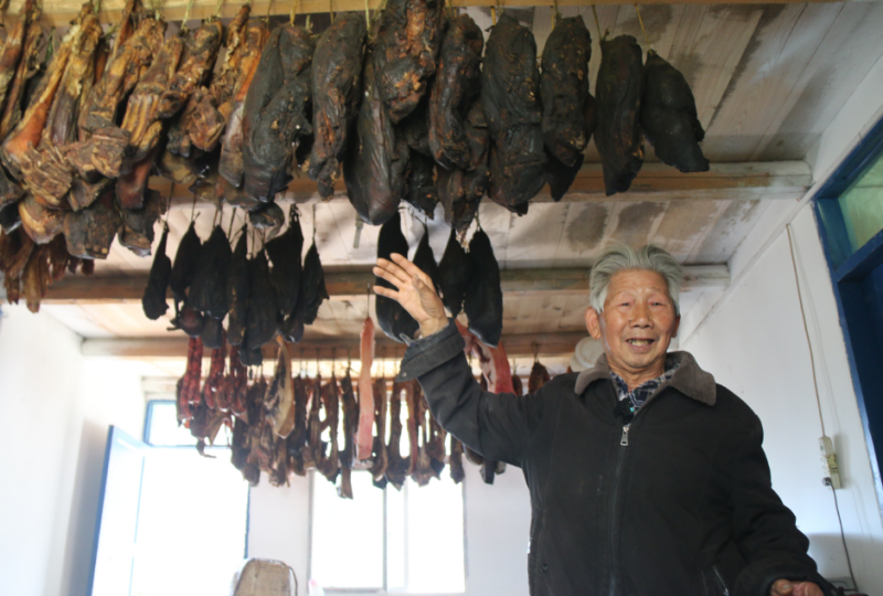 熏腊肉、扫扬尘、购年货！燕子沟镇大坪村受灾群众喜迎新春