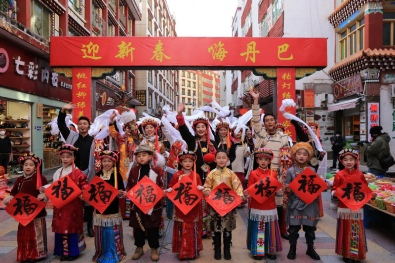 丹巴县：用“快闪”送新春祝福