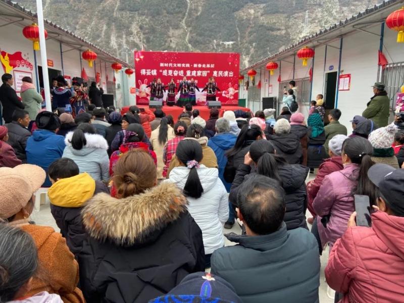 泸定得妥：过渡安置点里年味浓