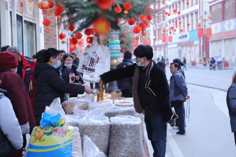 白玉“扮红妆”：百姓置办年货正当时