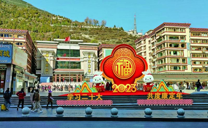 春节氛围组就位 康定年味儿拉满——8000余件灯饰灯笼扮靓街头巷尾