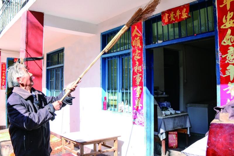 泸定县：燕子沟镇大坪村受灾群众过春节感党恩