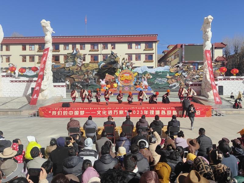 理塘县文艺汇演乐群众