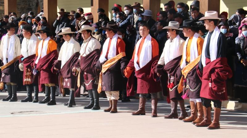 理塘县：群众锅庄舞 “舞”出幸福年