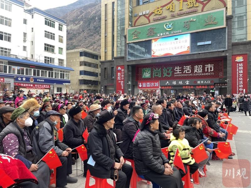 文化列车“驶”进姑咱镇 甘孜群众家门口享“盛宴”