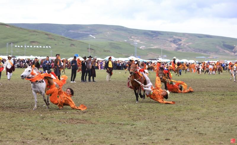 理塘县：吃上旅游饭 赚钱加油干