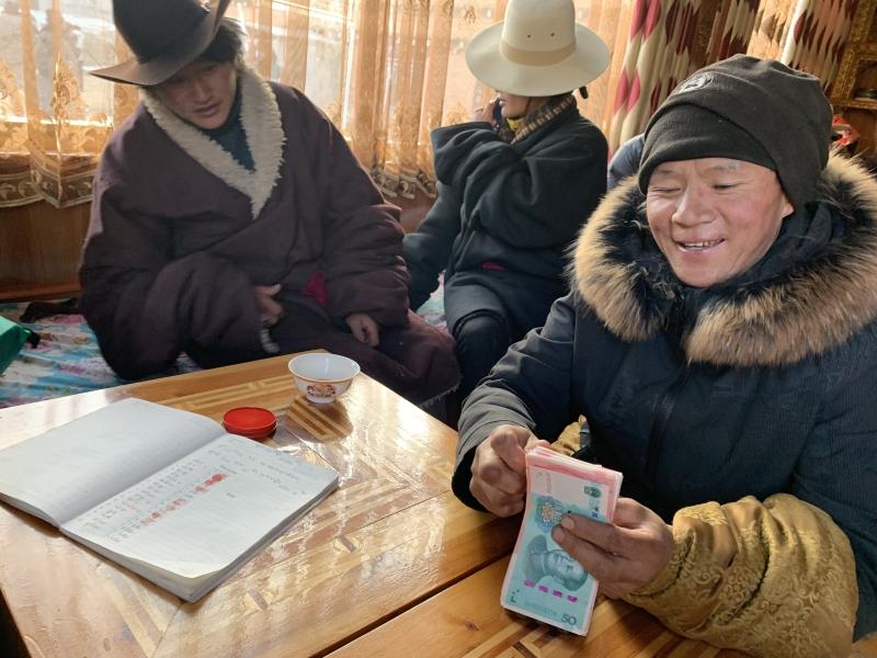 理塘县普查村：集体经济创收益 村民分红笑开颜