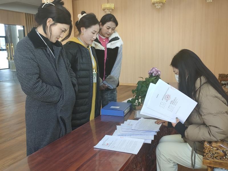 理塘县司法局开展农民工合同普查和法治体检活动