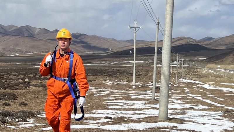 理塘县:海拔4500米的电力守护者
