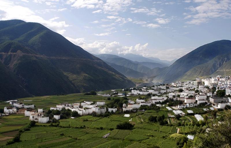 乡城县：民族团结之花在香巴拉绽放