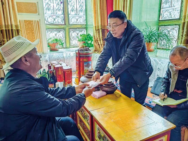 乡城县：残联助力残疾人在家就业用双手串起幸福生活