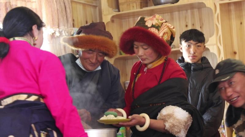 甘孜县茶扎乡：色须圹泥滩建“别墅” 农牧民歌舞庆“乔迁”