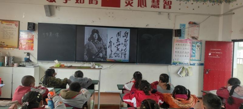 理塘县第三完全小学：弘扬雷锋精神 践行文明新风