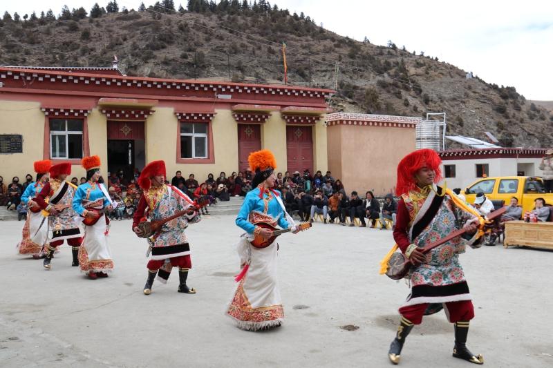 理塘县：迎盛会 文化惠民暖人心