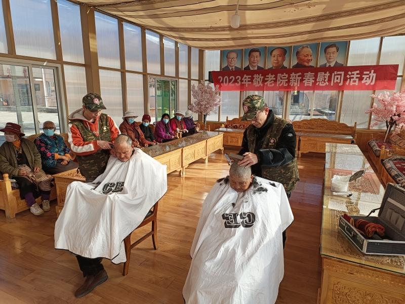 理塘县：老兵志愿服务队走进敬老院